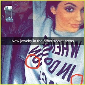 Kylie Jenner Confirms Nipple Piercings With Snapchat。